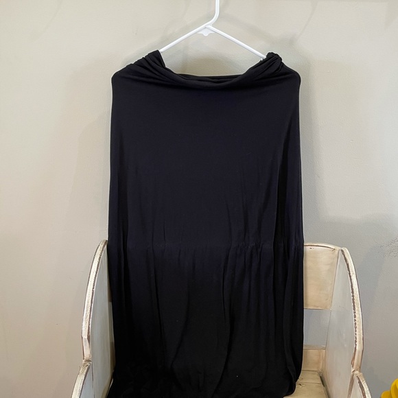 Kaileigh/ Women’s black skirt - Picture 2 of 6